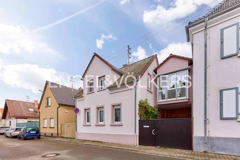 Gepflegtes Einfamilienhaus mit besonderem Charme und schönem Garten!